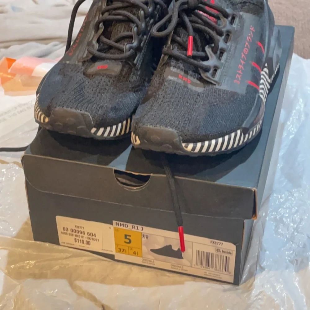 Adidas NMD child size 5 - Picture 3 of 4